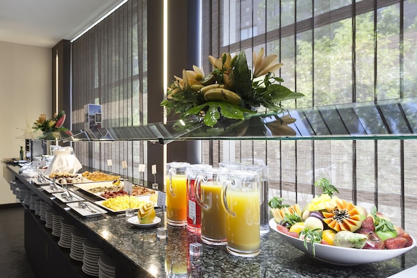 Desayuno continental diario (EUR 10 por persona)