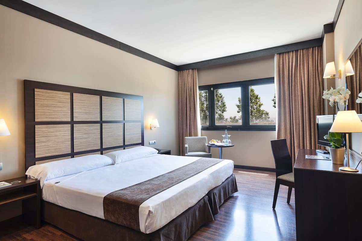 1 habitación, caja de seguridad en la habitación y escritorio