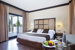 1 dormitorio, caja fuerte, escritorio y cortinas opacas