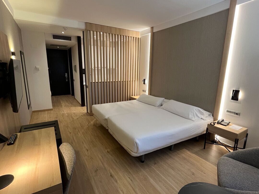 1 habitación, caja de seguridad en la habitación y escritorio 