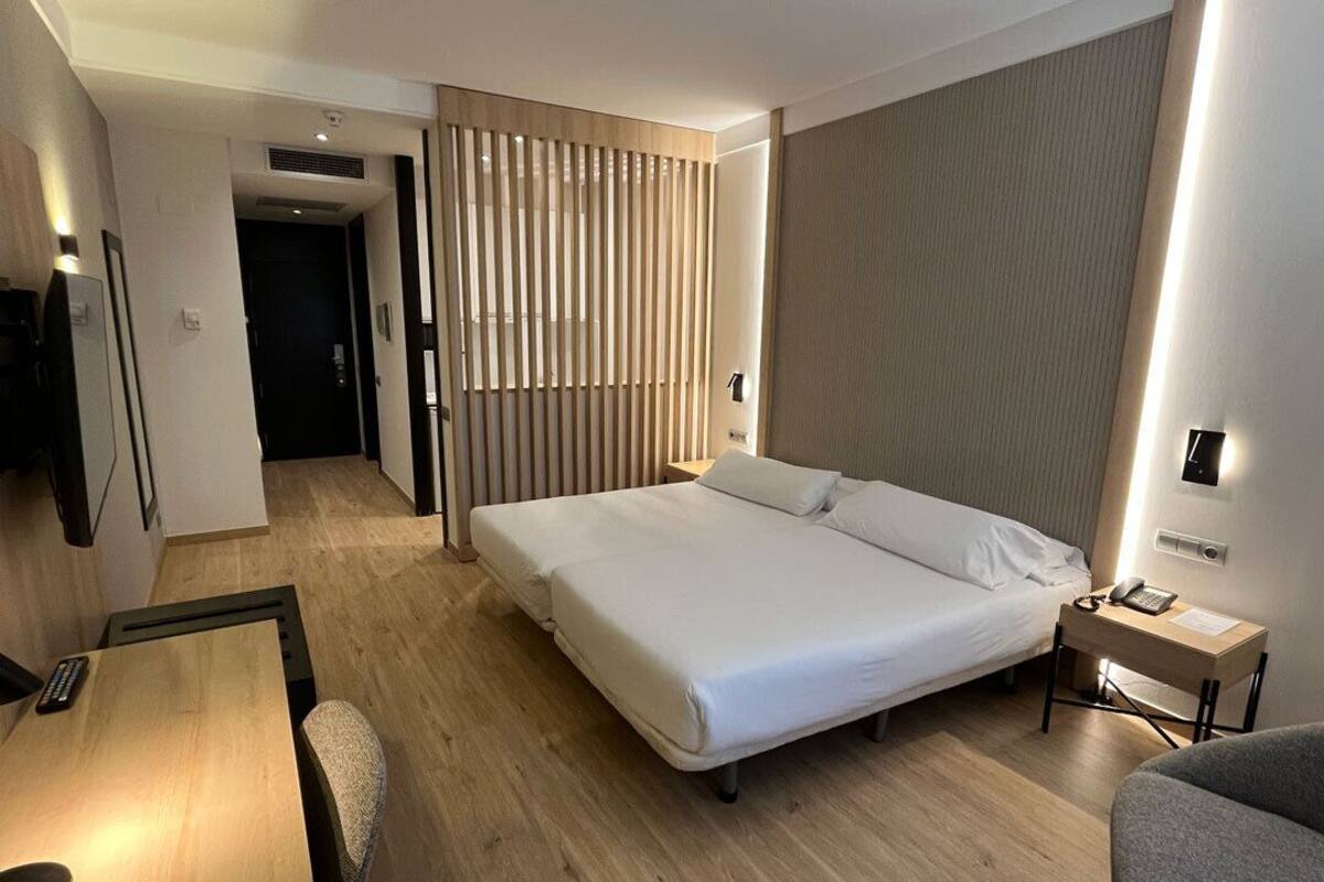 1 habitación, caja de seguridad en la habitación y escritorio
