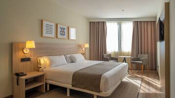 1 dormitorio, caja fuerte, escritorio y cortinas opacas