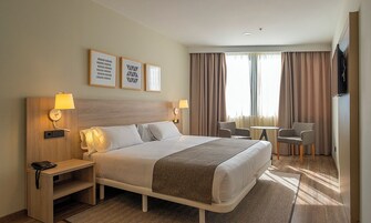 1 dormitorio, caja fuerte, escritorio y cortinas opacas