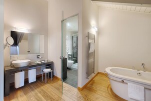 Eco-friendly toiletries, hair dryer, bidet, towels
