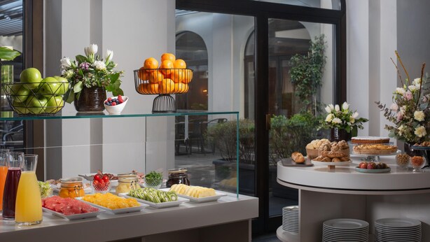 A buffet with fruits, vegetables, and various dishes. - NH Collection Torino Santo Stefano (Turin)