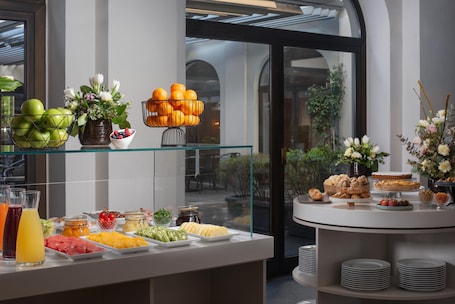 Tägliches Frühstücksbuffet gegen Gebühr. NH Collection Torino Santo Stefano