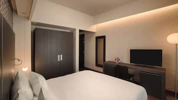 Una habitación de hotel moderna con una cama grande, un escritorio, un televisor de pantalla plana, un armario y un espejo.