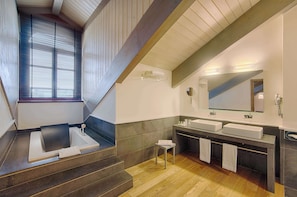 Eco-friendly toiletries, hair dryer, bidet, towels