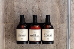 Edredones de plumas, minibar, caja fuerte y escritorio