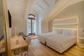 Habitación Premium, terraza | Edredones de plumas, minibar, caja fuerte y escritorio