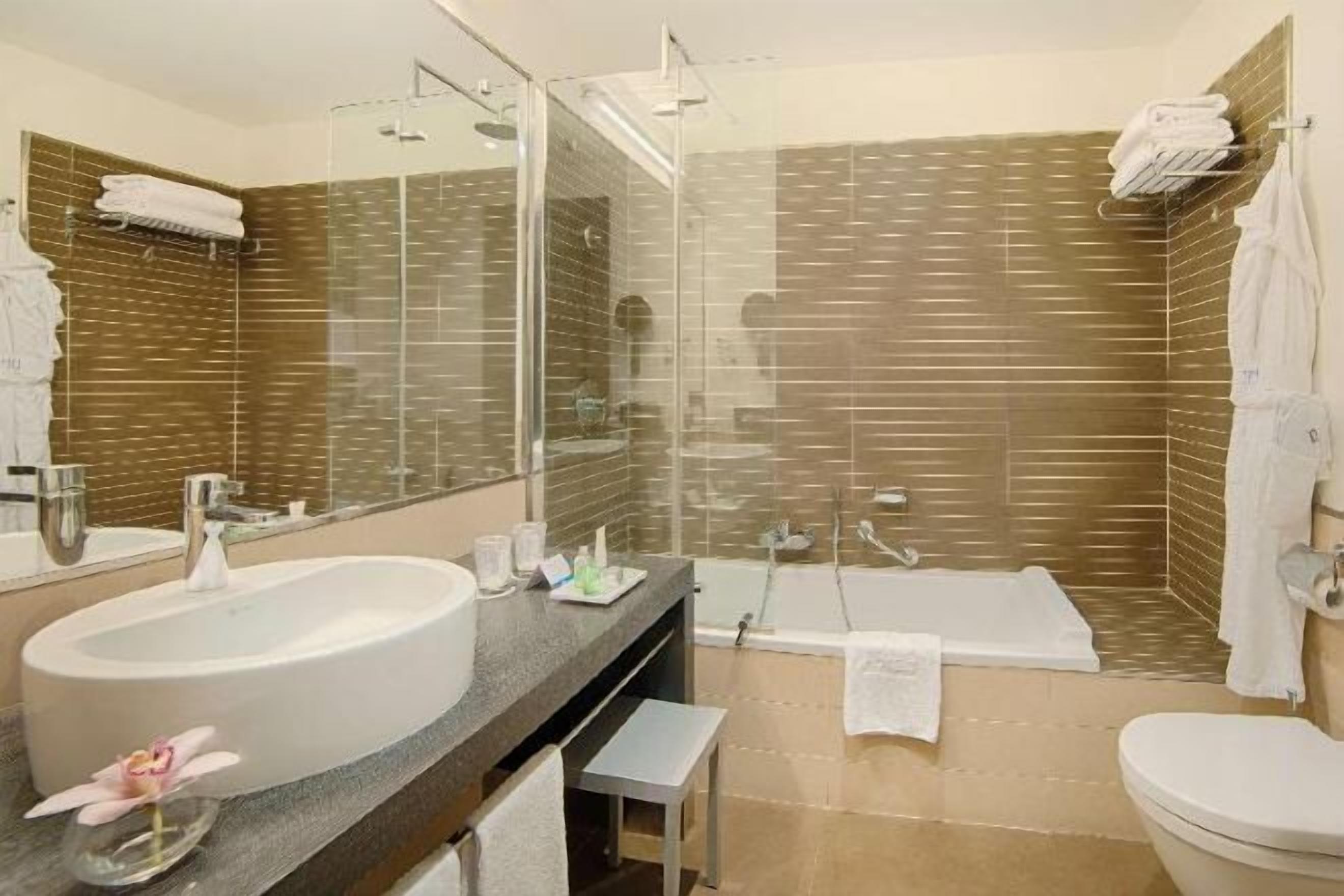 Eco-friendly toiletries, hair dryer, bidet, towels