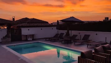 Outdoor pool, free cabanas, sun loungers