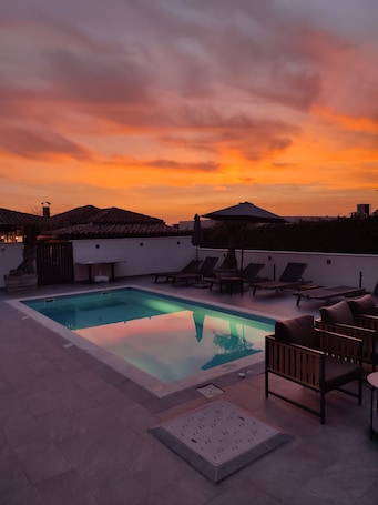 Outdoor pool, free cabanas, sun loungers