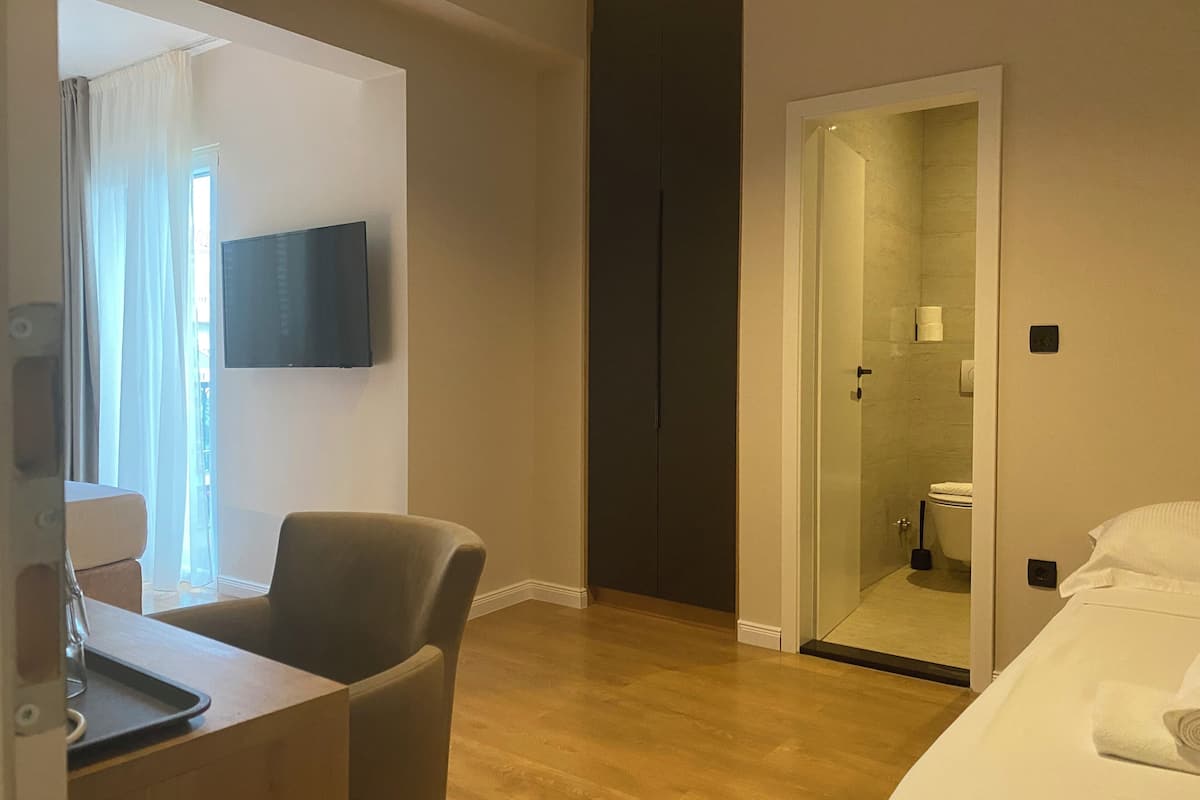 Standard-Dreibettzimmer | 1 Schlafzimmer, Zimmersafe, Schreibtisch, Verdunkelungsvorhänge