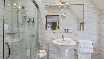 Quarto luxo | Banheiro | Chuveiro, produtos de toalete grátis, secador de cabelo