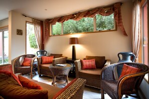 Área de estar no saguão