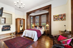 Super Deluxe Queen | Seprai premium, brankas, didekorasi berbeda-beda, dan meja kerja