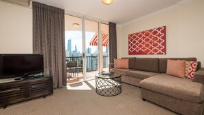 Apartemen Standar, 2 kamar tidur, Bebas Asap Rokok, dapur | Area keluarga | Televisi 40-inci dengan saluran TV digital dan pemutar DVD