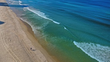 Una spiaggia nelle vicinanze, sabbia bianca