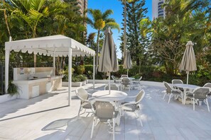 Aamiainen, lounas ja illallinen; näkymät uima-altaalle 