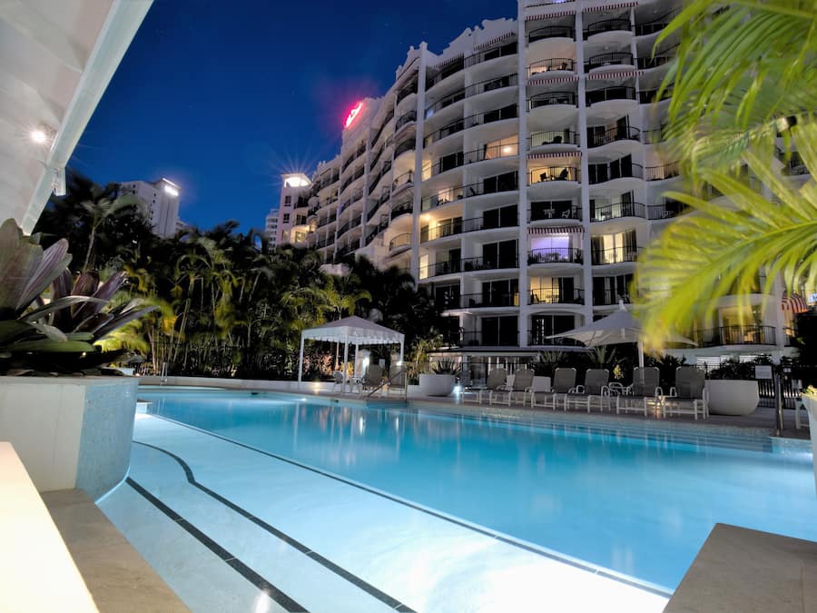 Una piscina techada, una piscina al aire libre, camas de piscina gratis