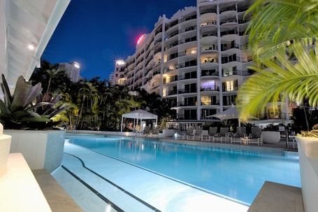 Una piscina techada, una piscina al aire libre, camas de piscina gratis