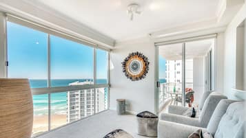 Two Bedroom Superior Apartment | Área de sala de estar | Televisión LCD de 42 pulgadas con canales por cable y televisión