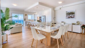 Two Bedroom Executive Superior Ocean View | Két bảo mật tại phòng, phòng cách âm, bàn ủi/dụng cụ ủi quần áo