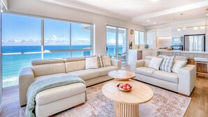 Two Bedroom Executive Superior Ocean View | Khu phòng khách | TV LED 50-inch có truyền hình cáp, đầu đĩa DVD, banh bàn
