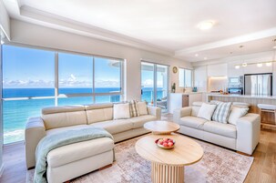 Two Bedroom Executive Superior Ocean View | 起居区 | 42-英寸液晶电视（配备有线频道）、电视、DVD 播放器