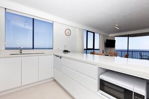 Superior Two-Bedroom Apartment | Private kitchen - Surf Regency Apartments (Surfers Paradise)