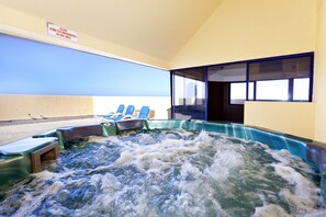Bañera de hidromasaje cubierta