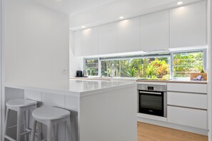 Departamento Premium, 3 habitaciones, vista al océano | Cocina privada | Refrigerador, microondas, horno y parrilla de estufa 