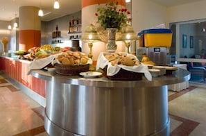 2 restaurants, breakfast served
