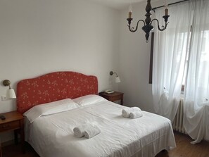 In-room safe, desk, laptop workspace, blackout curtains - Hotel Caffè Verdi - 24 hours Reception (Pisa)