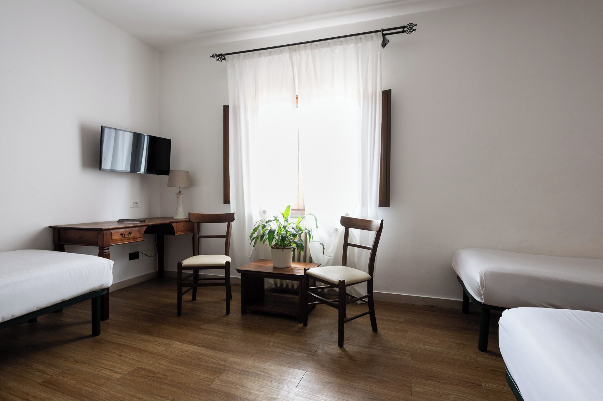 Standard-Vierbettzimmer | Zimmersafe, Schreibtisch, laptopgeeigneter Arbeitsplatz