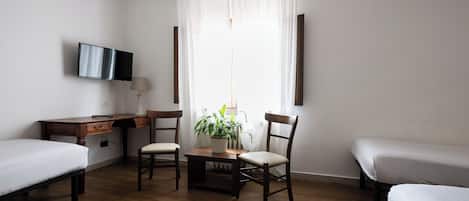 Habitación cuádruple estándar | Caja de seguridad en la habitación y escritorio