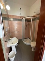 Ducha, bidet, toallas