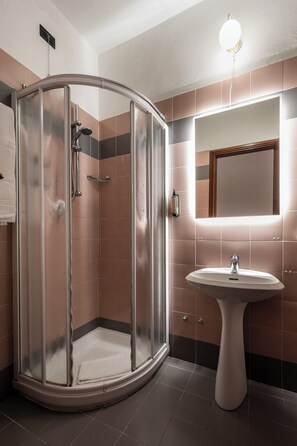 Shower, bidet, towels - Hotel Verdi Pisa (Pisa)