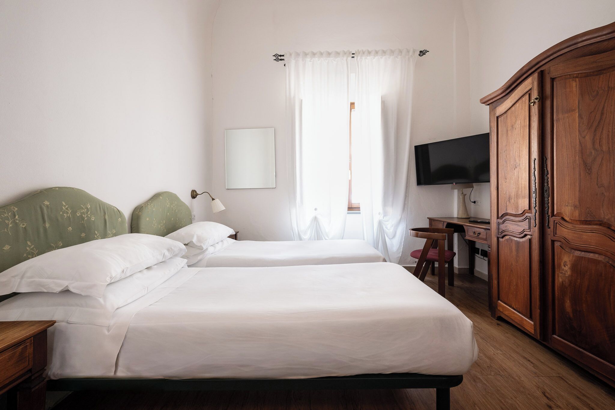 Habitación estándar con 2 camas individuales | Caja fuerte, escritorio, espacio para trabajar con un portátil