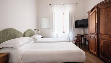 Habitación estándar con 2 camas individuales | Caja fuerte, escritorio, espacio para trabajar con un portátil