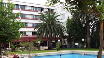 Outdoor pool, pool loungers