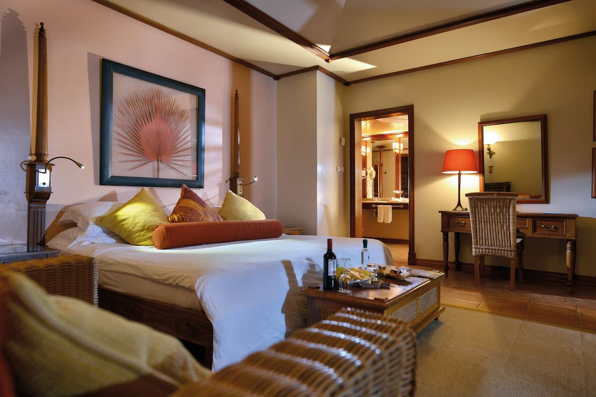 Minibar, in-room safe, desk, iron/ironing board