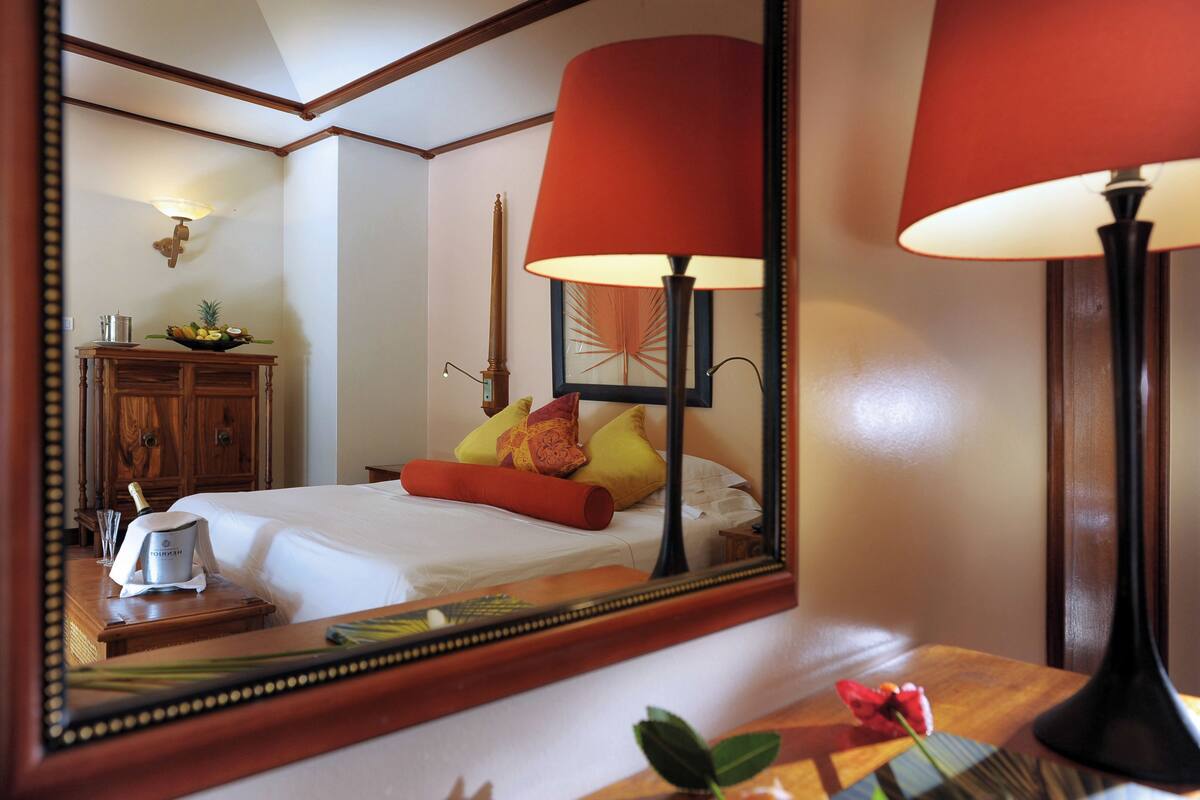 Minibar, in-room safe, desk, iron/ironing board