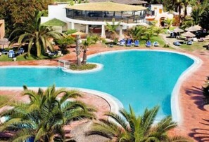 Indoor pool, outdoor pool, pool umbrellas, sun loungers - Hello Yasmine Hotel (Hammamet)