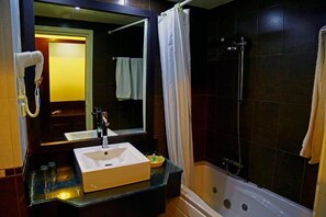 Combined shower/tub, free toiletries, hair dryer, towels - Hello Yasmine Hotel (Hammamet)