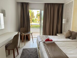 In-room safe, desk, blackout drapes - Hello Yasmine Hotel (Hammamet)