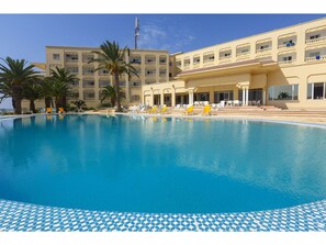 Indoor pool, outdoor pool, pool umbrellas, pool loungers - Hotel Les Colombes (Hammamet)