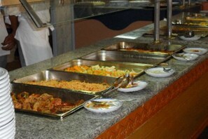 2 restaurants, breakfast, lunch, dinner served; international cuisine  - Hotel Les Colombes (Hammamet)