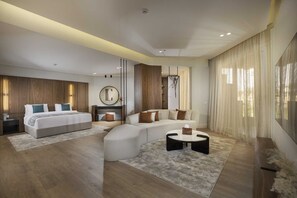 Royal Suite | Minibar, in-room safe, bed sheets